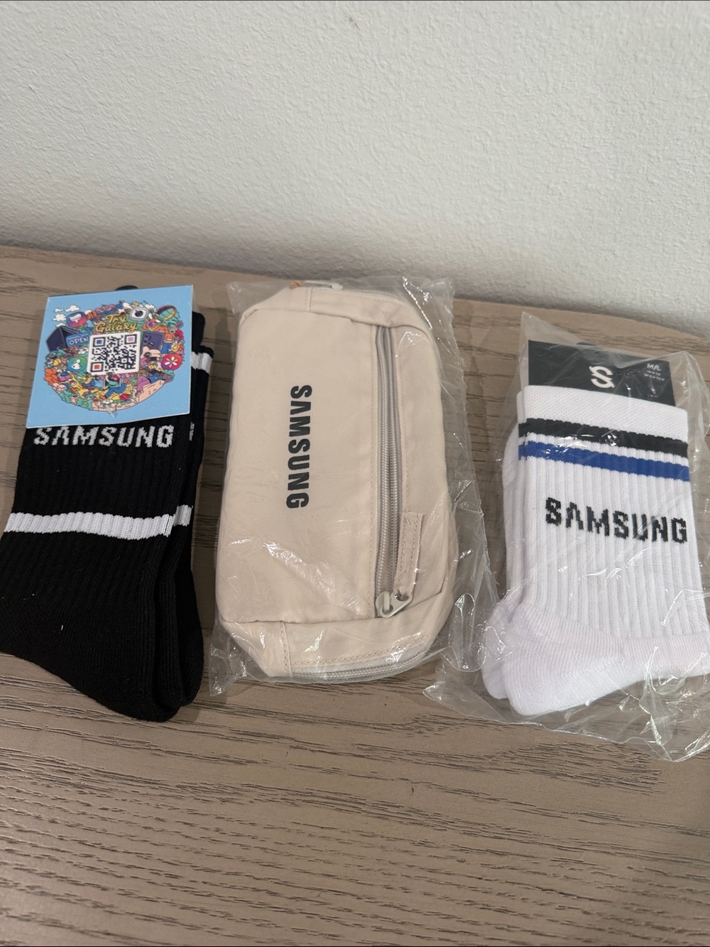 Samsung Men’s Crew Socks and Pouch Set - Black & White